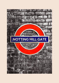 Lontoo – Notting Hill Gate juliste, ikoninen Notting Hill Gate -metroasema tiiliseinää vasten.