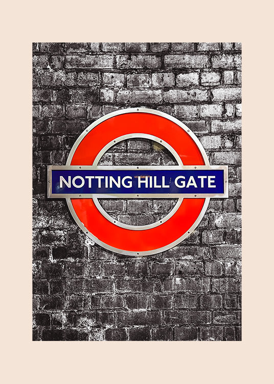 Lontoo – Notting Hill Gate juliste, ikoninen Notting Hill Gate -metroasema tiiliseinää vasten.