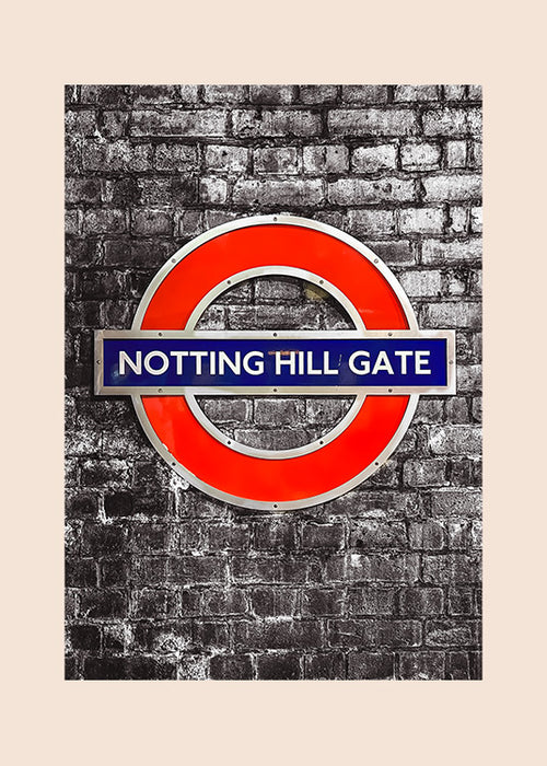 Lontoo – Notting Hill Gate juliste, ikoninen Notting Hill Gate -metroasema tiiliseinää vasten.