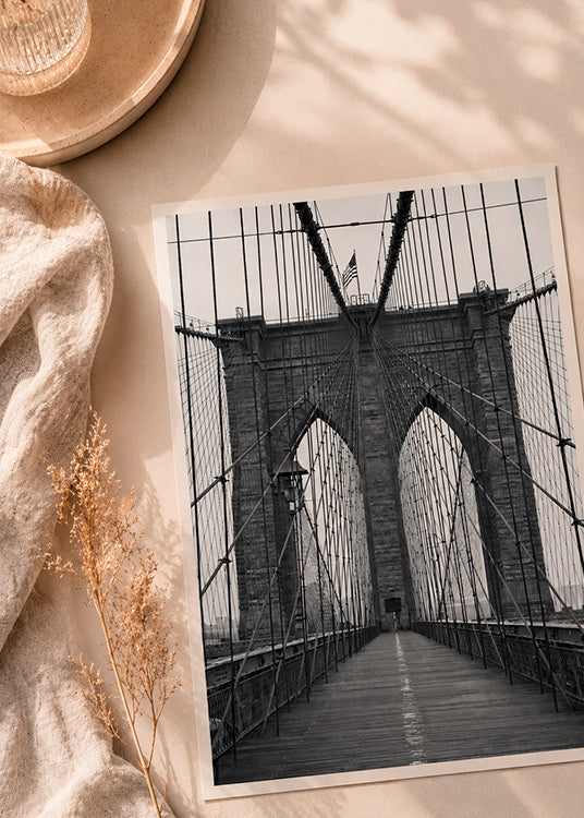 mustavalkoinen Brooklyn Bridge juliste asetelma