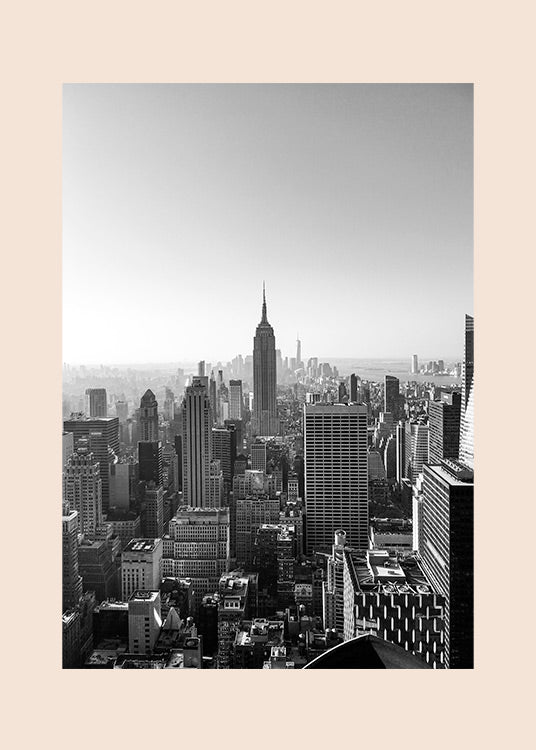 New York – Empire State Building juliste, mustavalkoinen näkymä Manhattanin keskustaan ja Empire State Buildingiin.