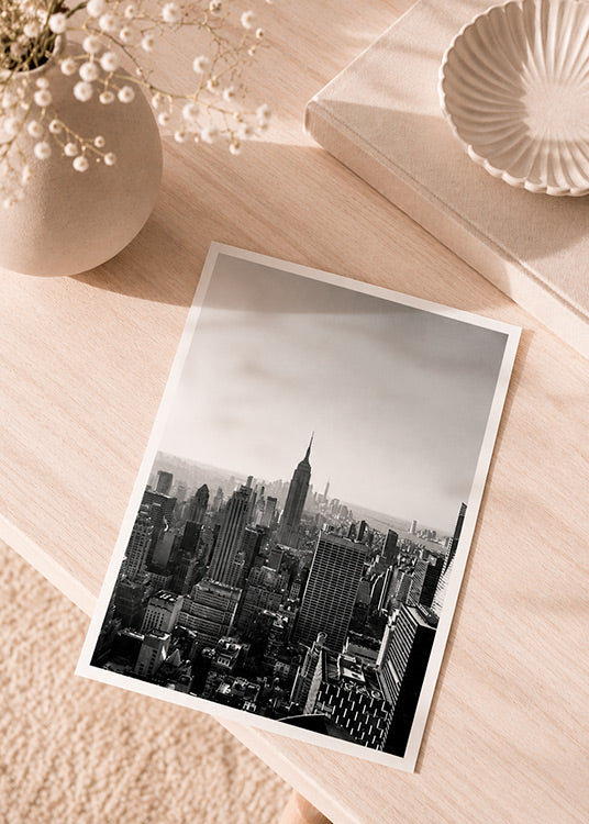 New York – Empire State Building valokuvajuliste editorial-tyylisessä asetelmassa vaalealla pinnalla.