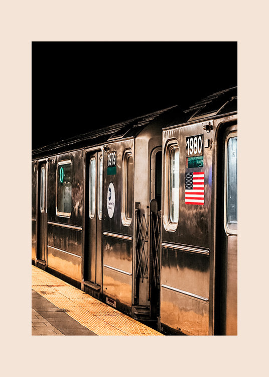 New York – metro juliste, metrojuna iltavalaistuksessa metroasemalla.