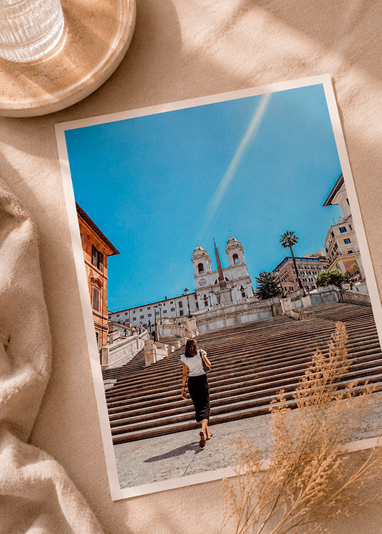 Rooma – Spanish Steps valokuvajuliste editorial-tyylisessä asetelmassa vaalealla pinnalla.