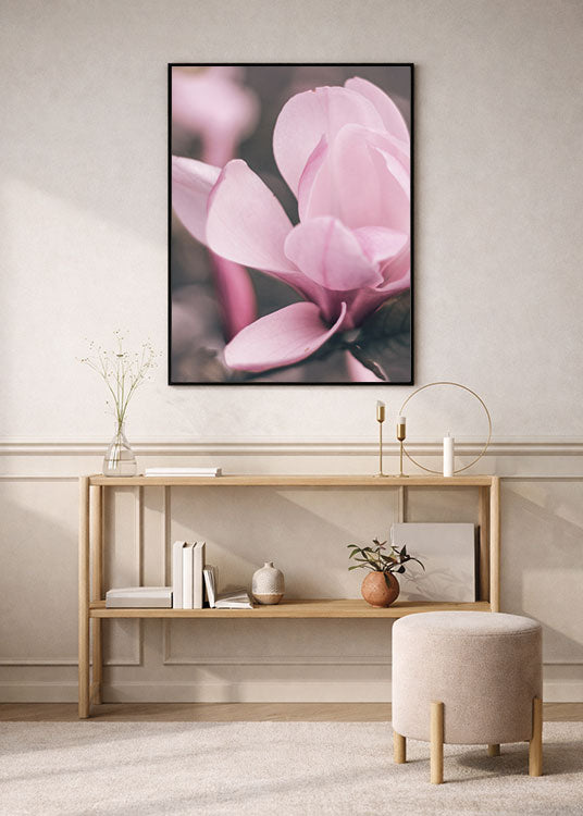 Magnolia-valokuvajuliste vaaleassa, skandinaavisessa olohuoneessa osana harmonista ja luonnonläheistä sisustusta.