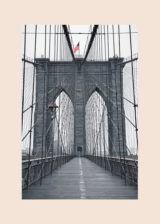 New York – Brooklyn Bridge -juliste, jossa Brooklyn Bridge näkyy sillan kävelykannelta kuvattuna.