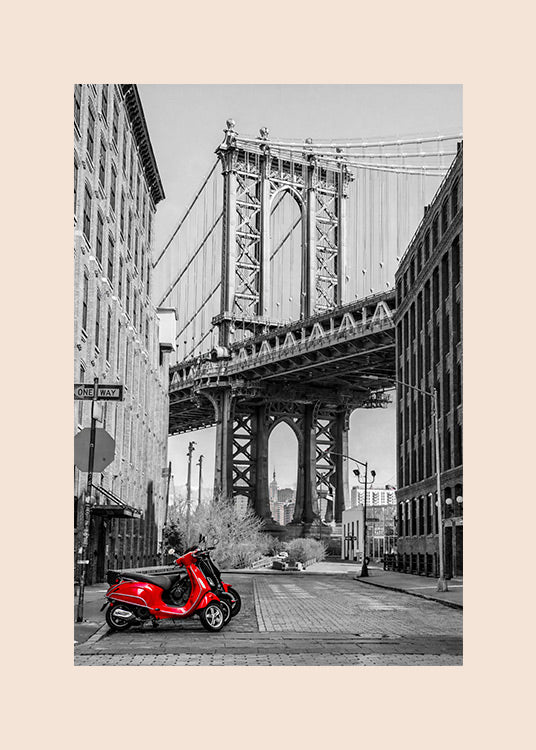 New York – Brooklyn Bridge punainen skootteri -juliste, jossa Brooklyn Bridge ja punainen skootteri mustavalkoisessa kaupunkimaisemassa.