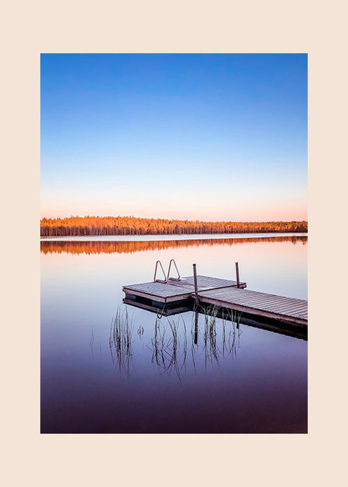 Karijoki Peurajärvi – Toukokuun ilta -juliste, jossa laituri tyynellä järvellä keväisessä iltavalossa.