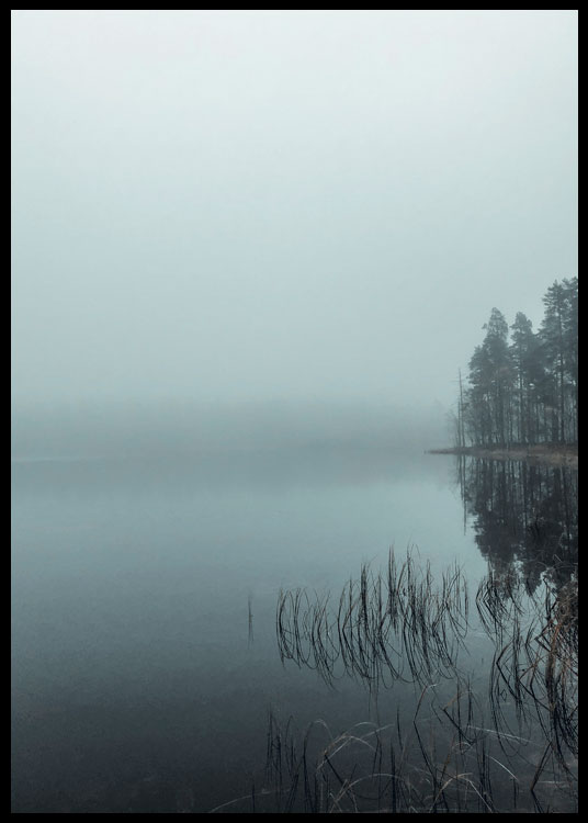 Suomen luonto sumuinen Spitaalijärvi valokuvajuliste kuvattuna Isojoella.